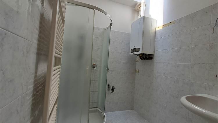 Bagno con doccia e velux