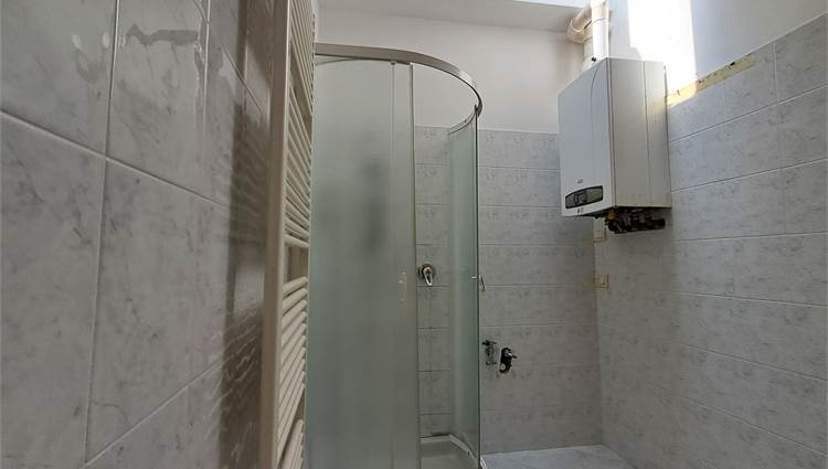 Bagno con doccia e velux