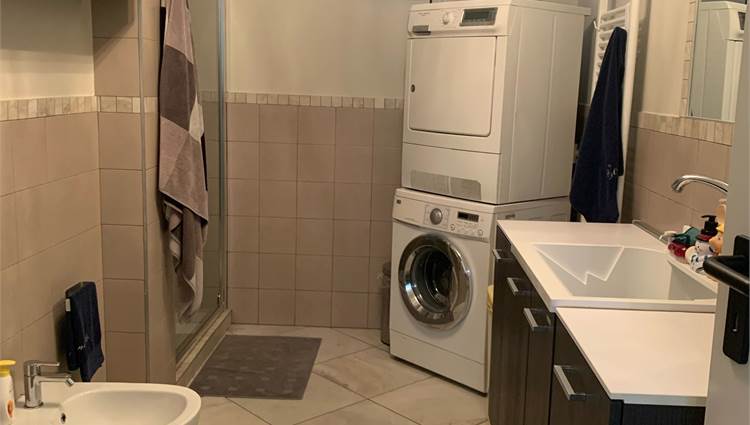 Bagno copn doccia zona garage
